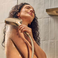 Sprchový set Hansgrohe Rainfinity na stěnu kartáčovaný bronz 28745140